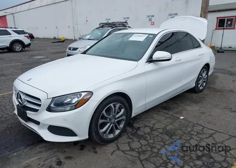 2015 Mercedes-Benz C 300 z USA, uszkodzony, nr VIN 55SWF4JB3FU089118
